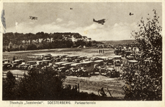 14583 Gezicht op de parkeerplaats met auto's bij de vliegbasis Soesterberg te Soesterberg (gemeente Soest) tijdens een ...